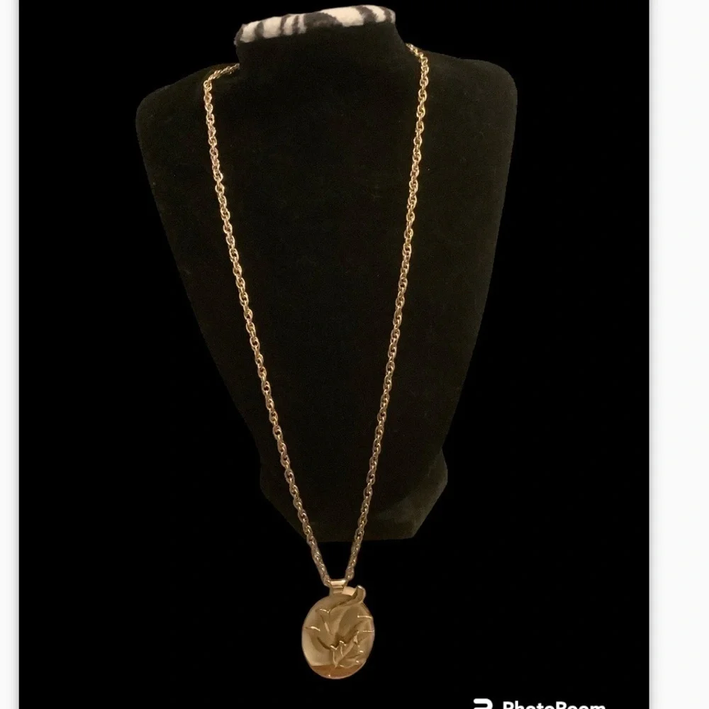 Gold Tone Leaf pendant 24” Fashion necklace